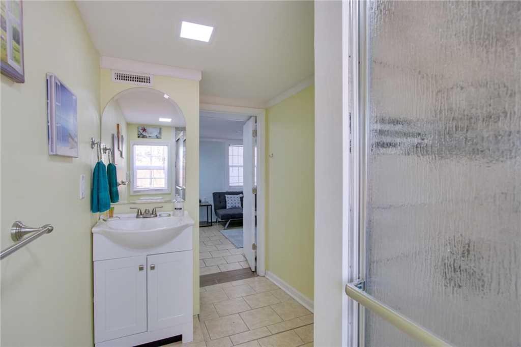 23 Center St - Sunny Side Down - Downstairs Apartment 폴리 비치 객실 사진
